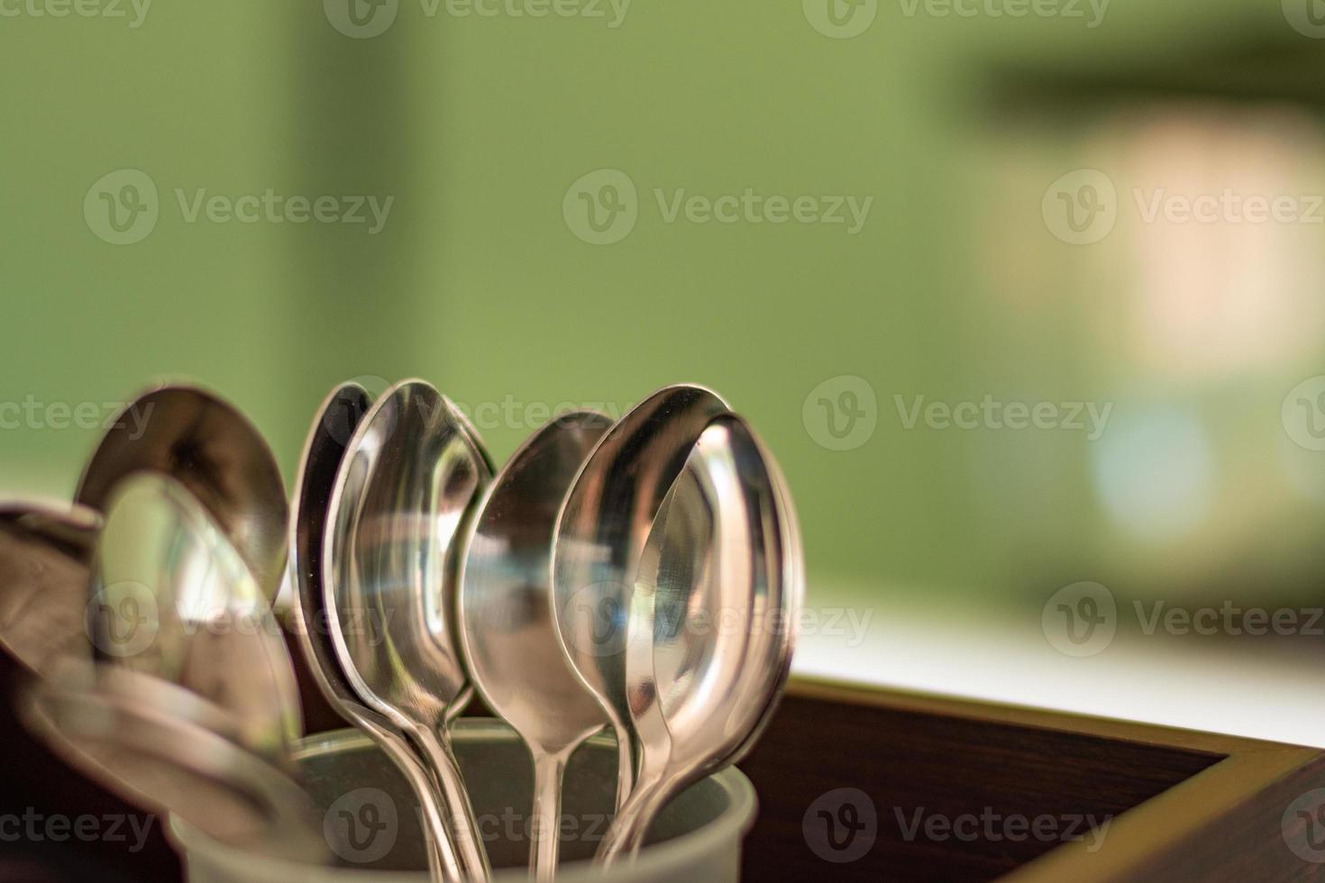 roestvrijstalen lepels in het glas gebruiken voor het roeren van koffie. foto