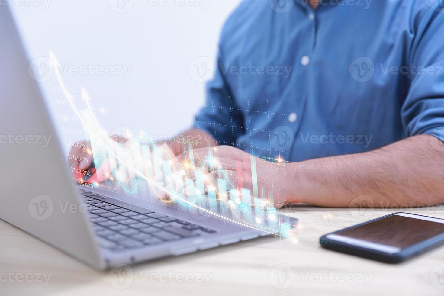 beursinvesteringen, fondsen en digitale activa. zakenman gebruikt een laptop om aandelenmarktinvesteringen te analyseren die grafiek financieel verhandelt voor winst naar de toekomst. foto