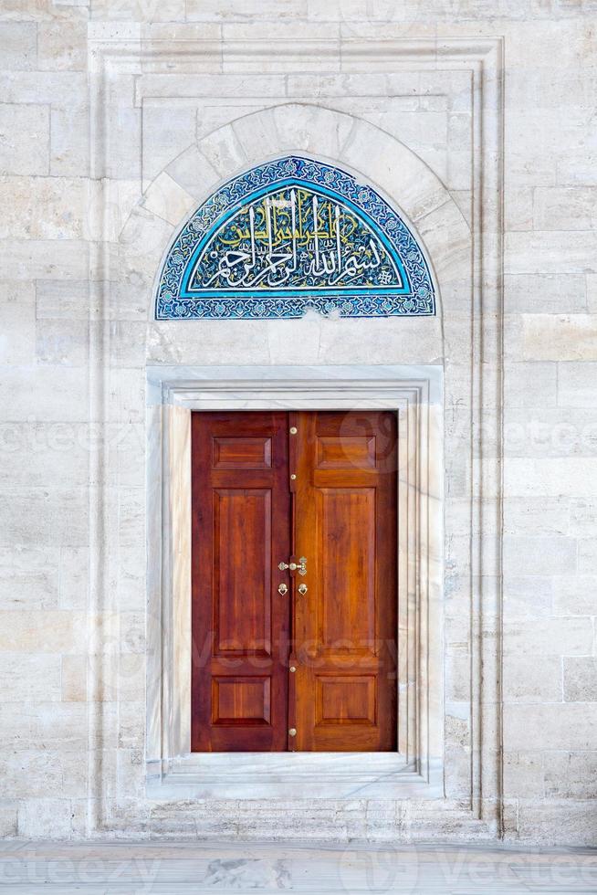 deur en tegel panet in fatih moskee, istanbul, Turkije foto