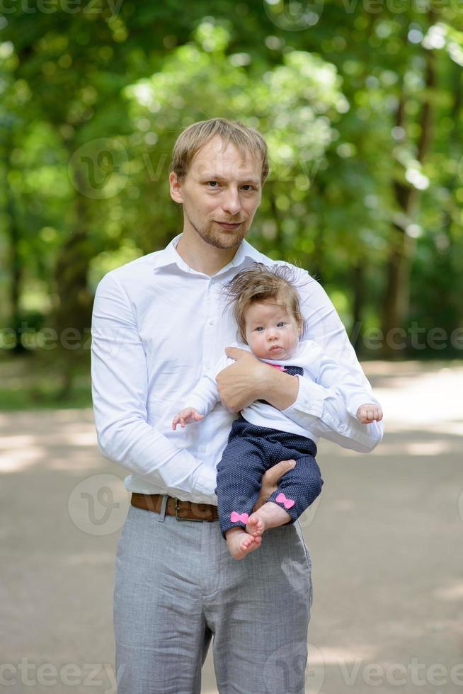 vader loopt met haar dochter in het park foto