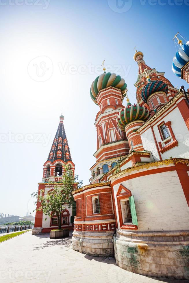 Saint Basil's Cathedral op zonnige dag in Moskou foto