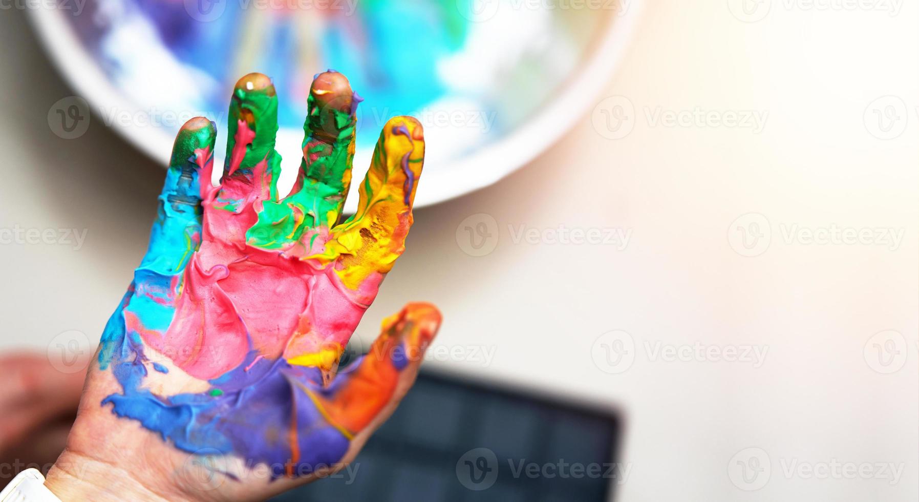 persoon toont kleurrijke handverf voor print met leuk kunstwerk foto