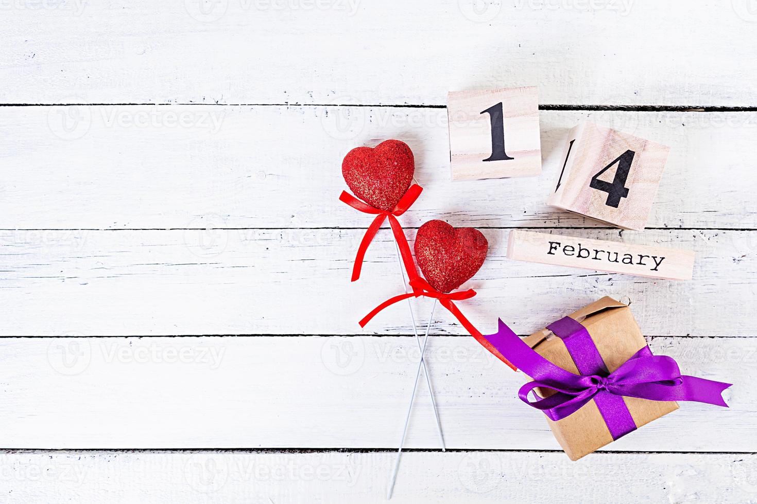 Valentijnsdag. houten kalender met 14 februari erop. foto