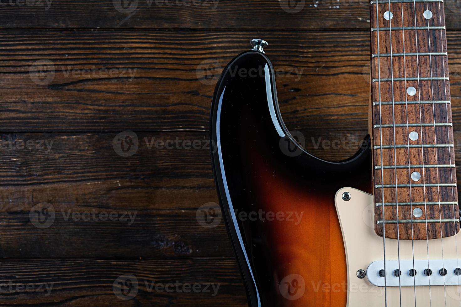close-up op elektrische gitaar op vintage oude houten achtergrond foto