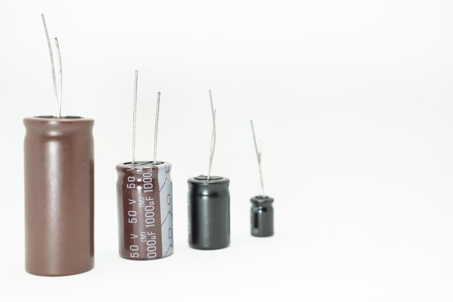 geïsoleerde groep condensator, gebruikt in elektronisch apparaat. elektronische onderdelen concept. foto