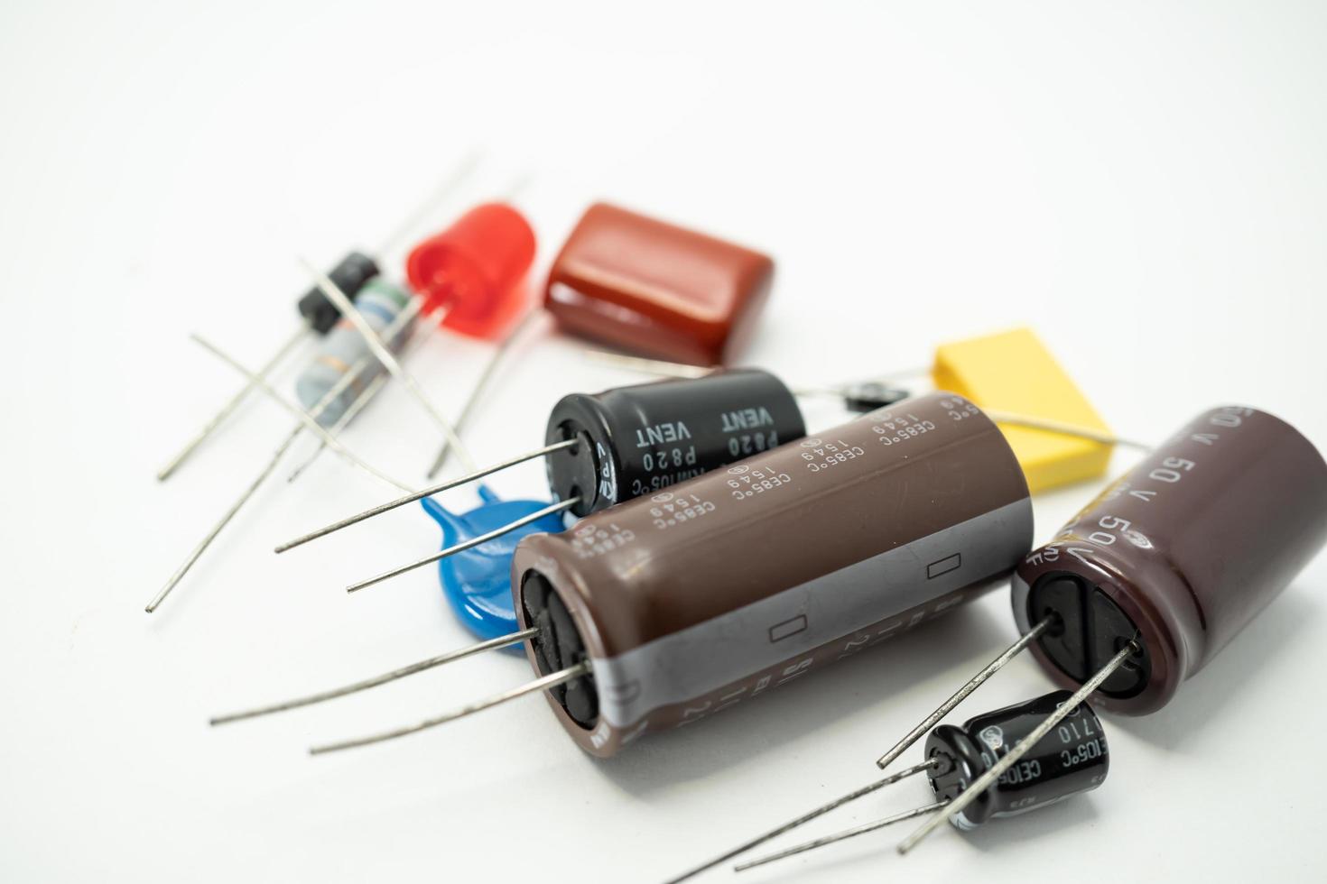 groep van verschillende elektronische componenten diode condensatoren weerstanden leds. geïsoleerd op witte achtergrond foto