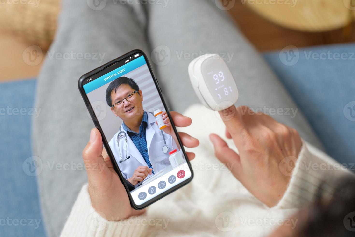 consulterend doktersbezoek op mobiele app op home.telemedicine foto