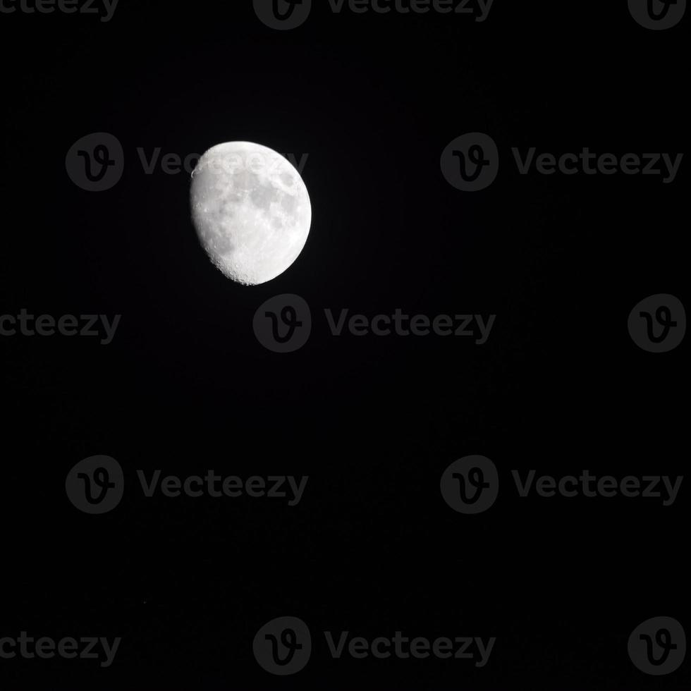 maan timelapse, stock time-lapse volle maan opkomst in de donkere natuur hemel, nachttijd. volle maan schijf time-lapse met maan oplichten in de nacht donkere zwarte lucht. gratis videobeelden of timelapse van hoge kwaliteit foto