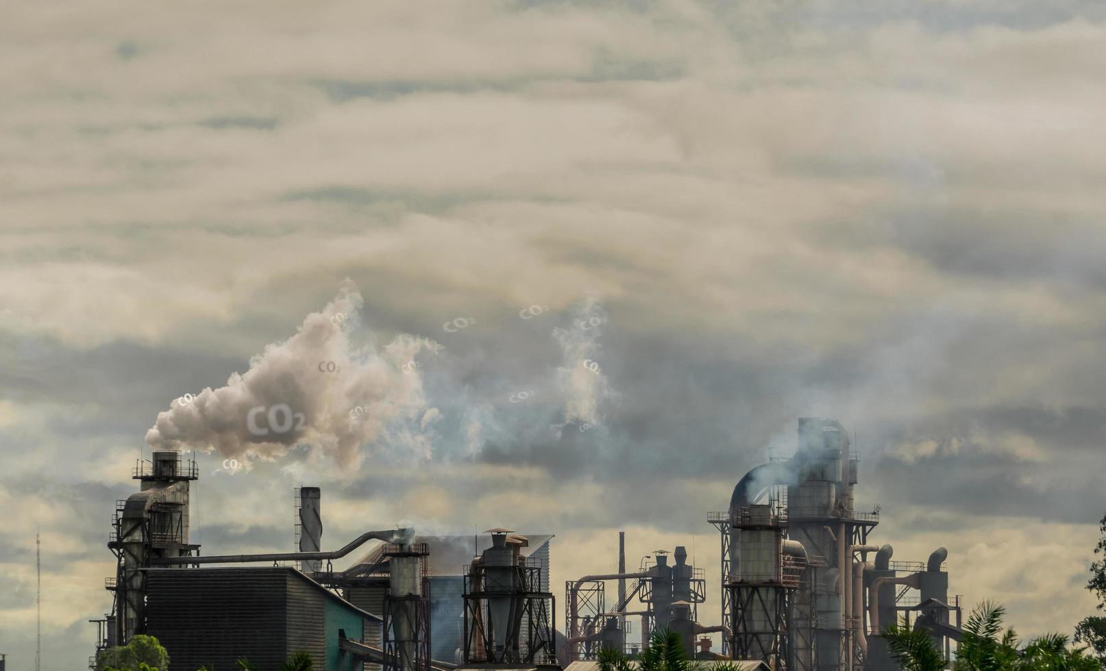 CO2 uitstoot. CO2-uitstoot van broeikasgassen door fabrieksschoorstenen. kooldioxide gas wereldwijde luchtklimaatvervuiling. koolstofdioxide in de atmosfeer van de aarde. broeikasgas. rookemissies van schoorstenen. foto