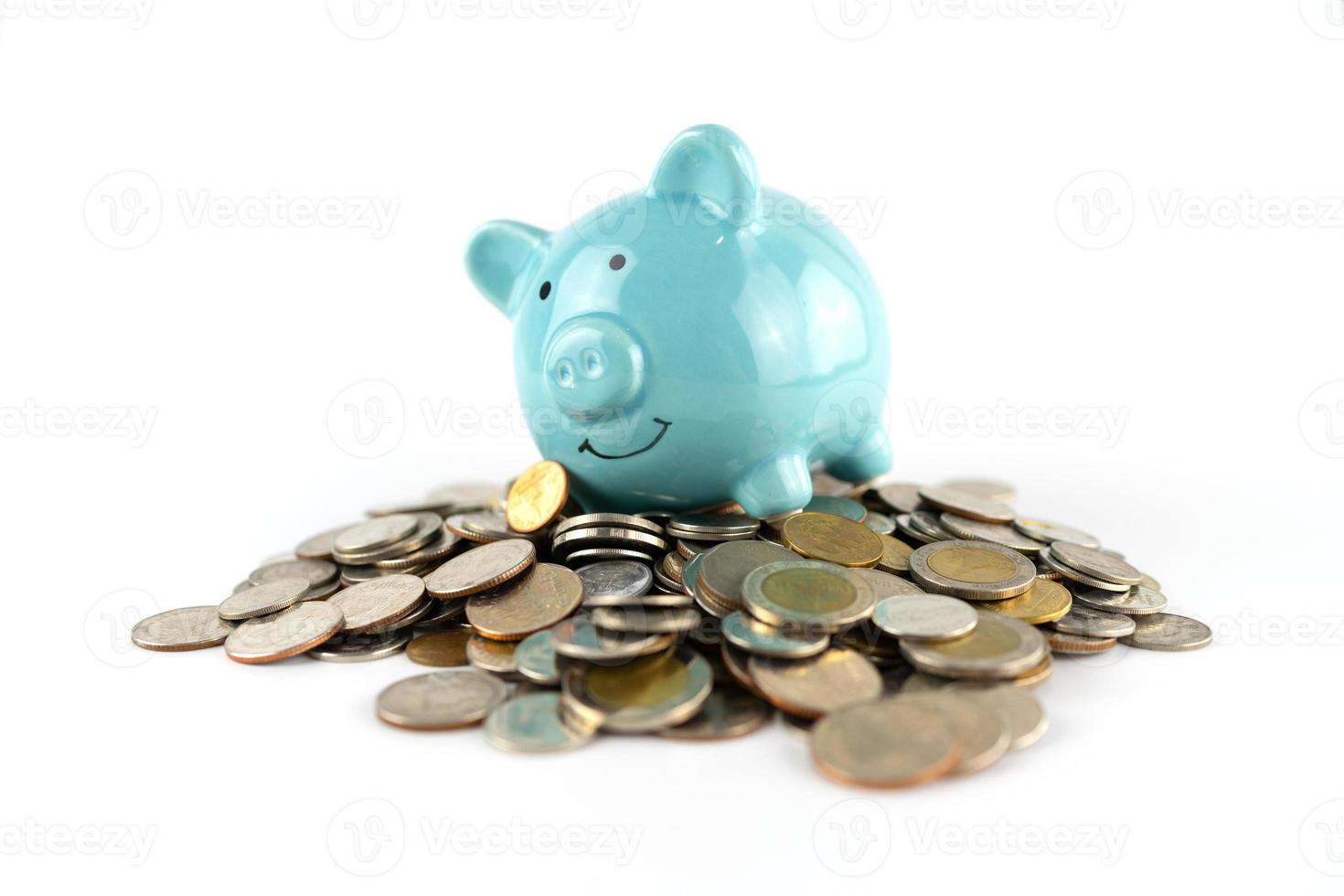 blauw spaarvarken op muntachtergrond voor het besparen van geld bedrijfsconcept foto