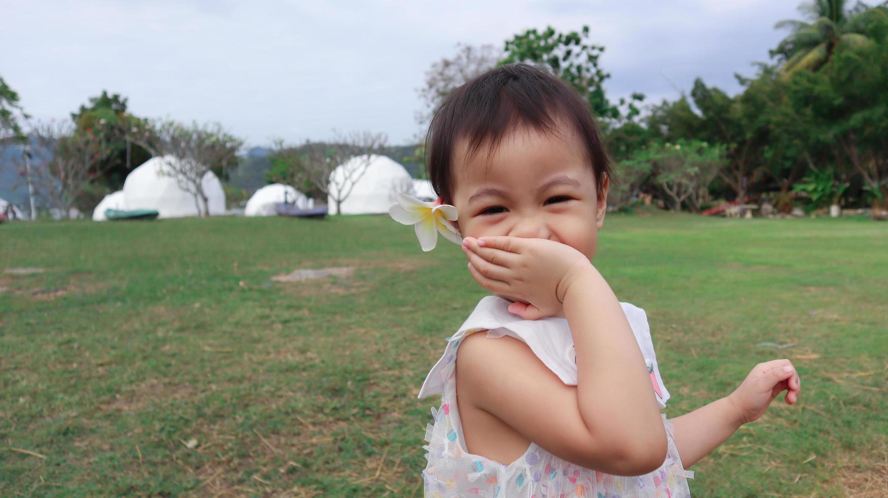 charmant 3 jaar oud Aziatisch meisje dat gelukkig buiten glimlacht, thailand. foto