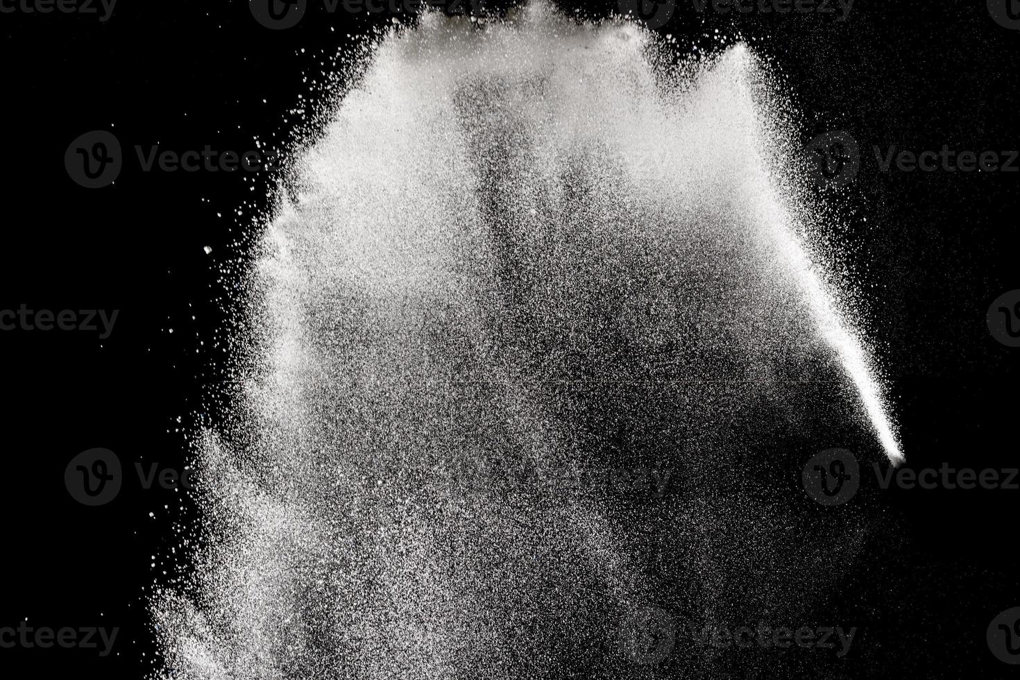 bizarre vormen van witte poederexplosiewolk tegen zwarte achtergrond. foto