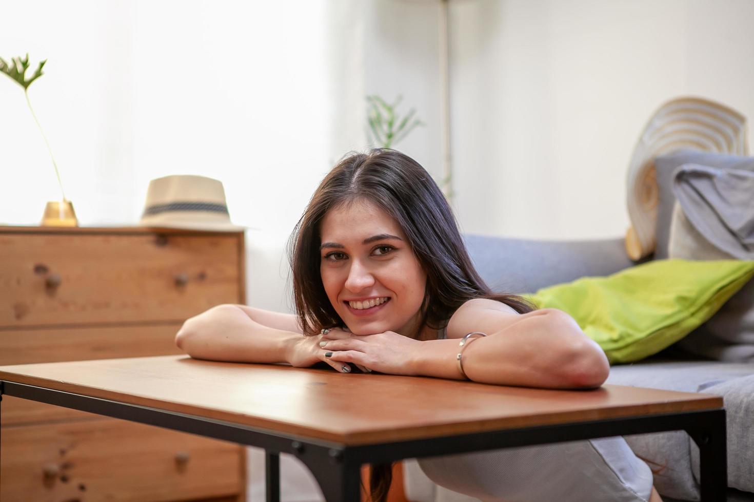 portret vrouw ligt op de vloer foto