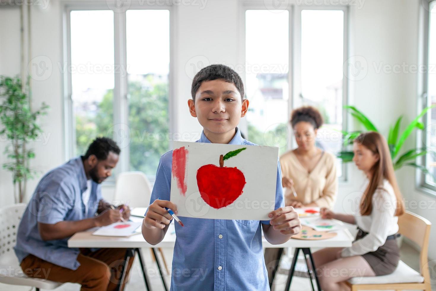 kinderen schilderen met aquarellen in de klas foto