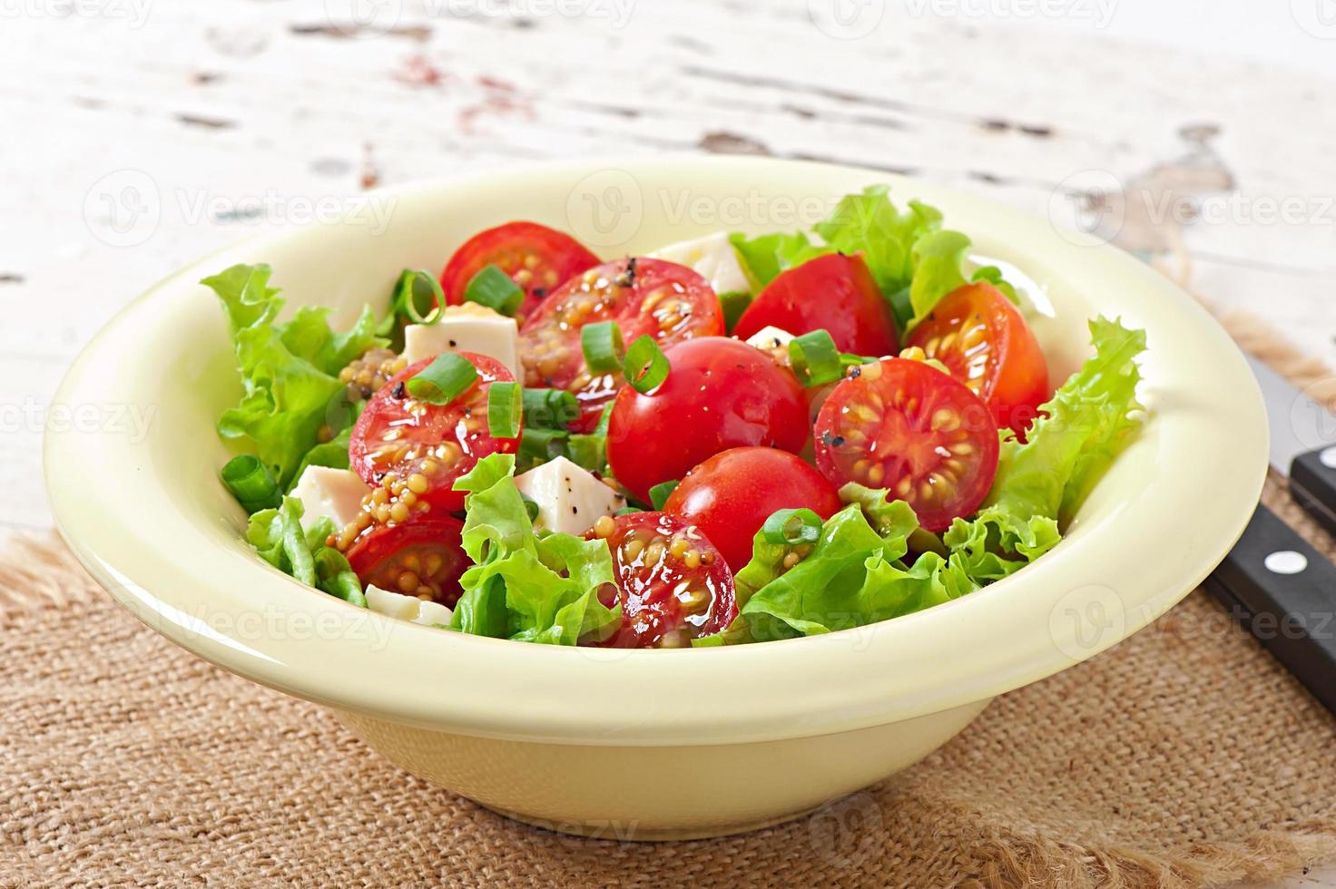 tomatensalade met sla, kaas en mosterd en knoflookdressing foto