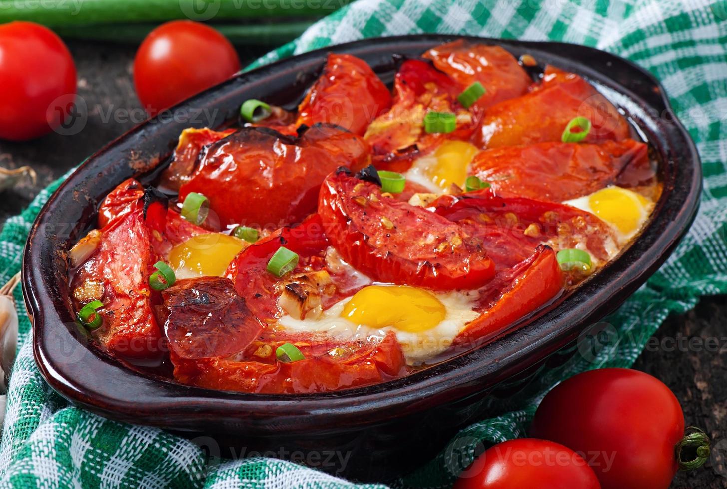 gebakken tomaten met knoflook en eieren versierd met groene uien foto