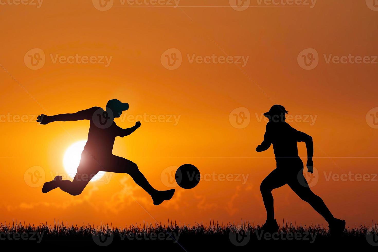 silhouet van voetballers in de avond. voetbalconcept is populair over de hele wereld. foto