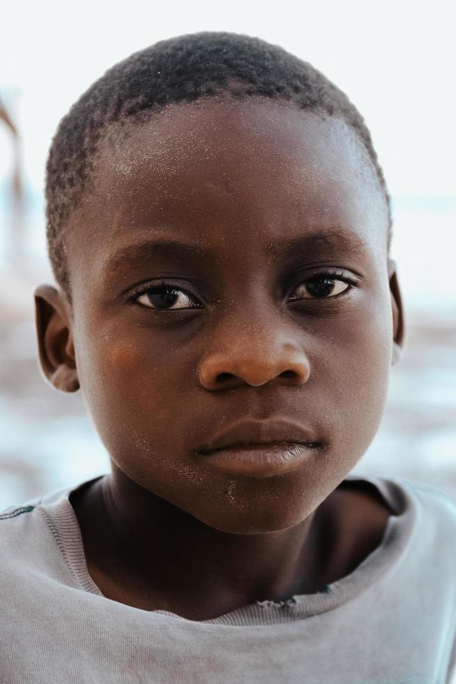 portret van een jonge afrikaanse man in zanzibar foto