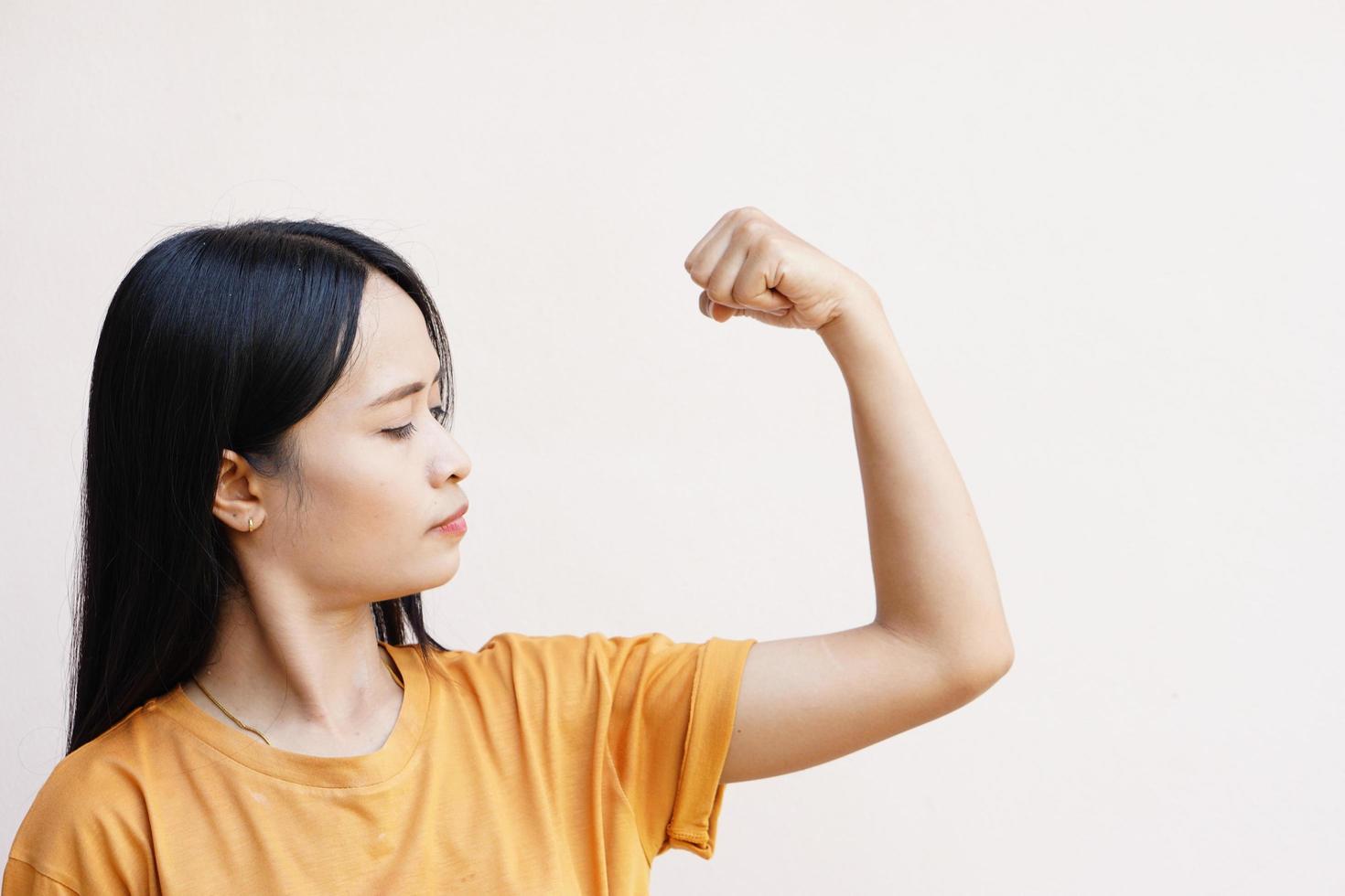 Aziatische vrouwen duwen hun spieren om te pronken met hun kracht. foto