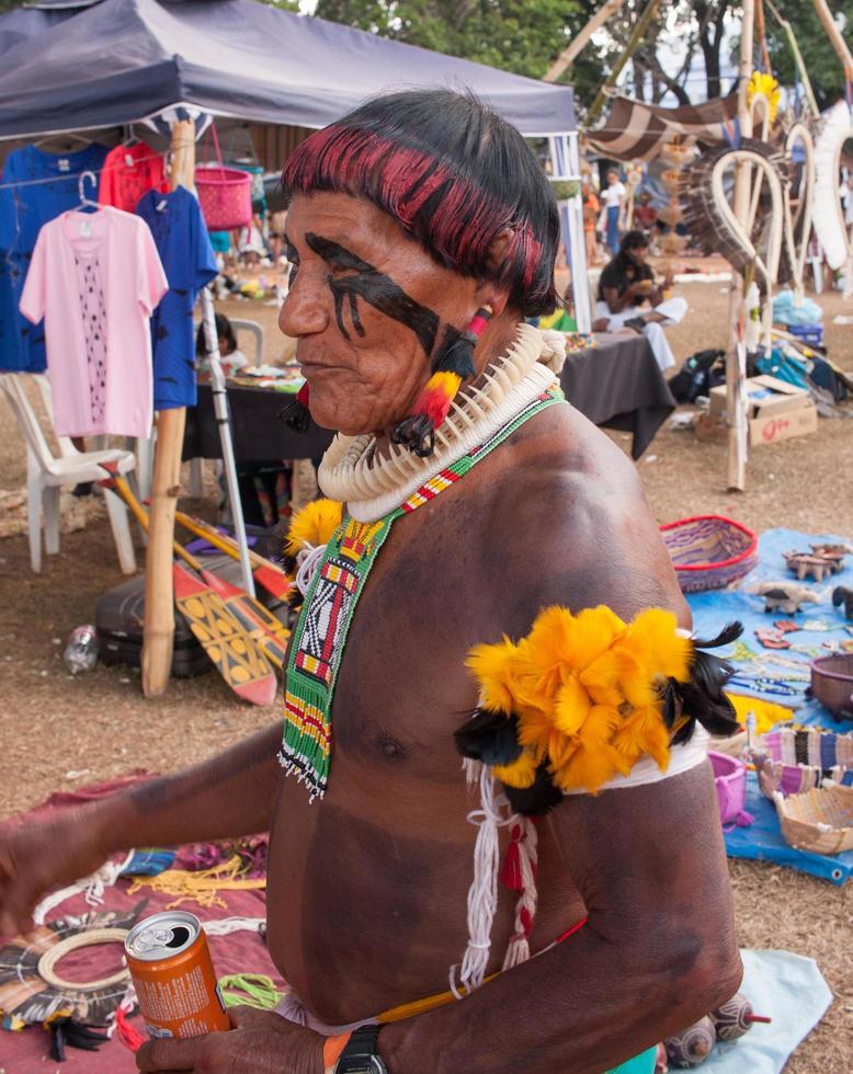 brasilia, df, brazil - 12 april 2022 duizenden inheemse inboorlingen uit heel brazilië komen naar brasilia, voor het jaarlijkse gratis landkampement of acampamento terra livre. foto