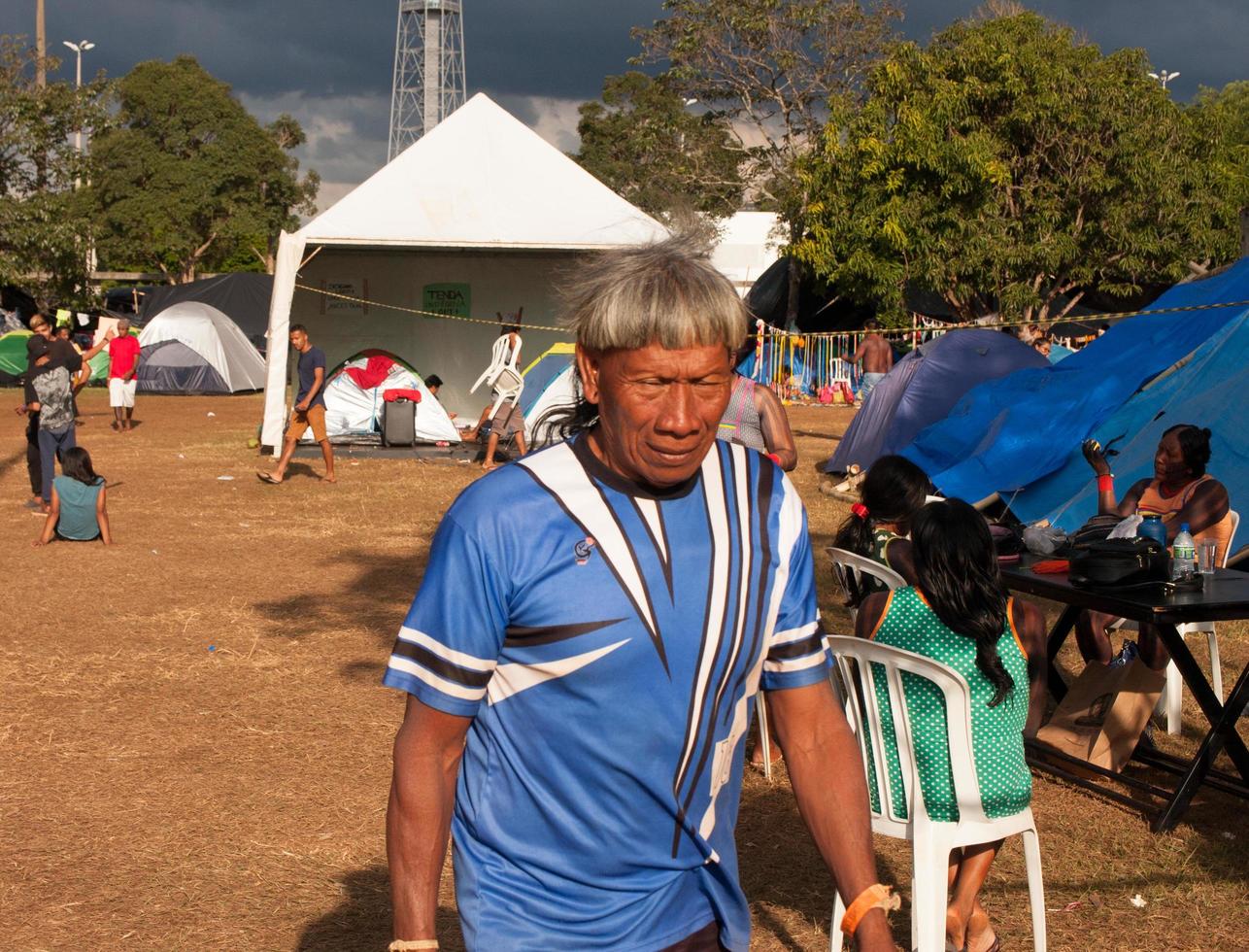 brasilia, df, brazil-12 april 2022 inheemse inboorlingen uit heel brazilië, dalen af naar brasilia, voor het jaarlijkse gratis landkampement of acampamento terra livre. foto