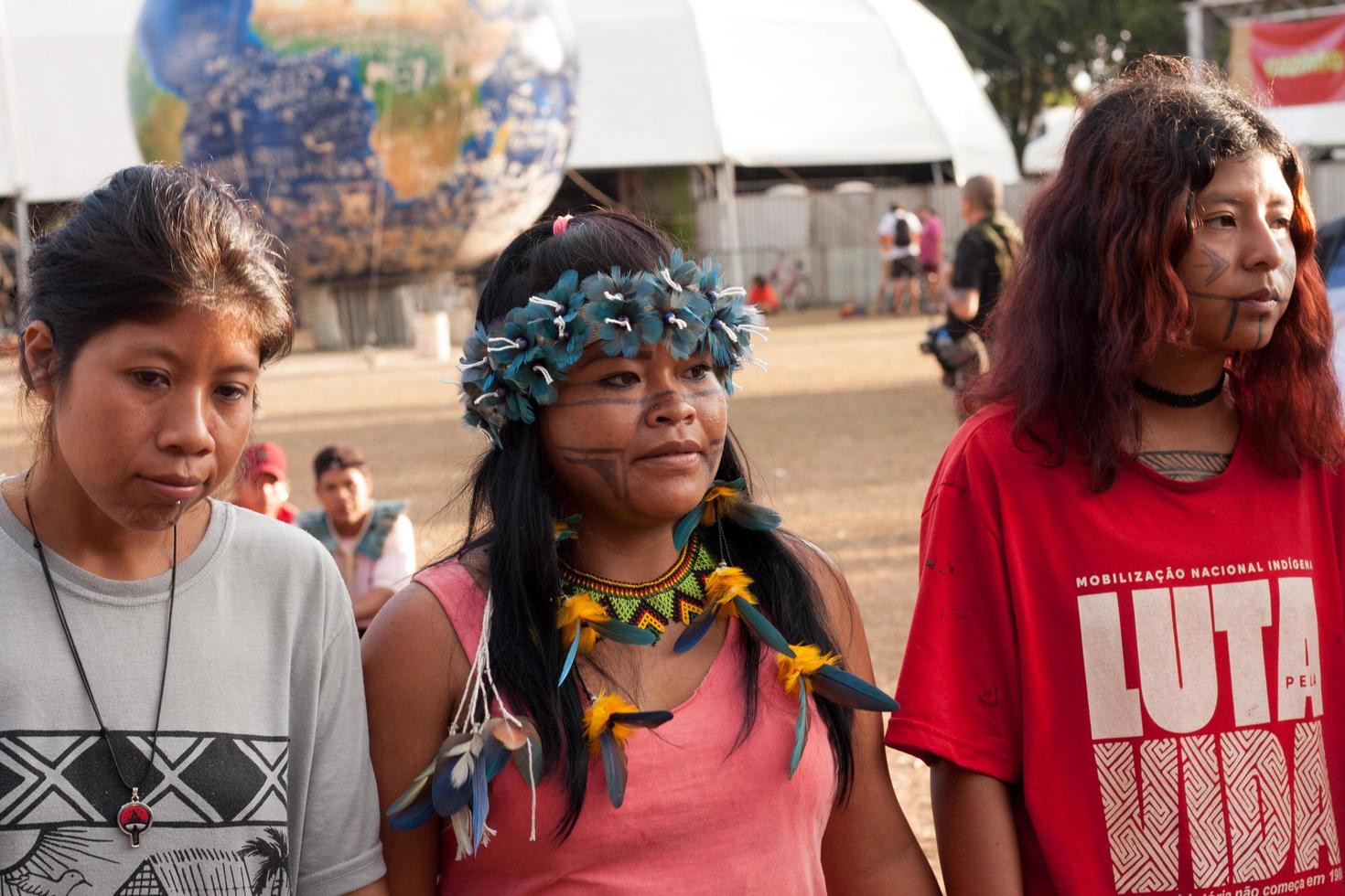 brasilia, df, brazil-12 april 2022 inheemse inboorlingen uit heel brazilië, dalen af naar brasilia, voor het jaarlijkse gratis landkampement of acampamento terra livre. foto