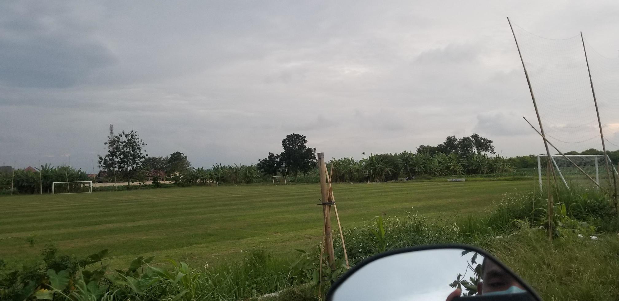 buitenlandschap met bewolkte lucht foto