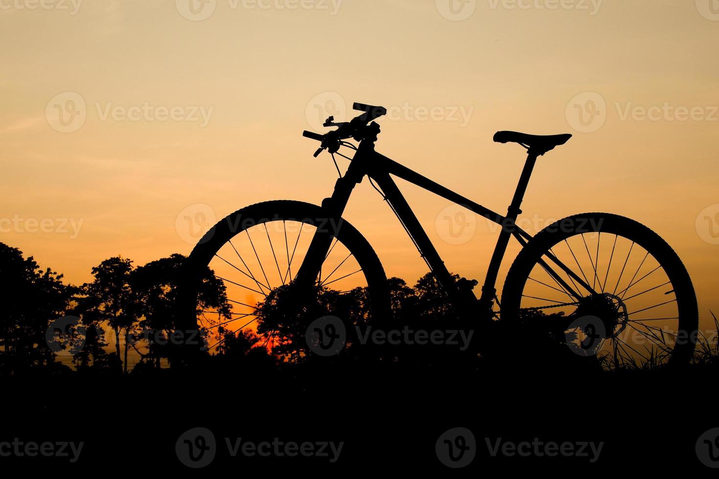 silhouet van een mountainbike in de avond. fitness- en avontuurideeën foto