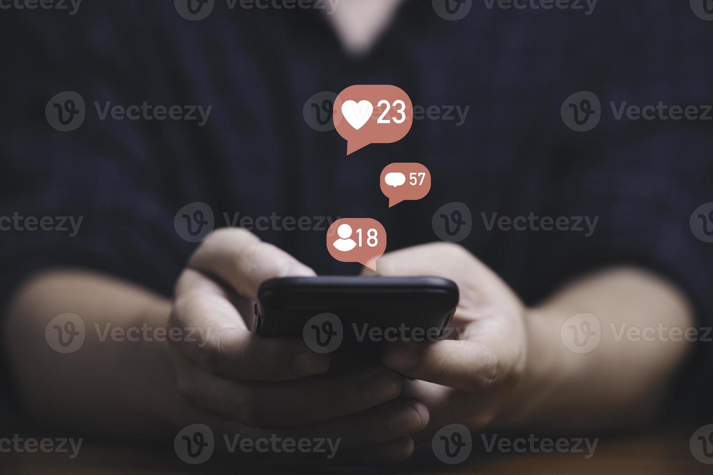 man die smartphone met social media-pictogram gebruikt, omvat zoals, bericht en menselijk contact voor online marketingtechnologie en contactconcept. foto