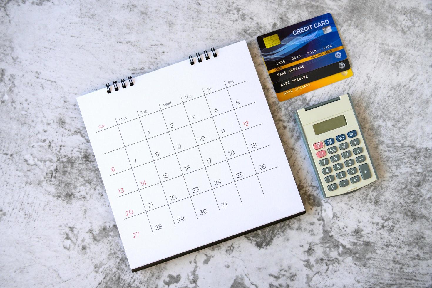 kalender met dagen en creditcard op tafel. winkelconcept foto