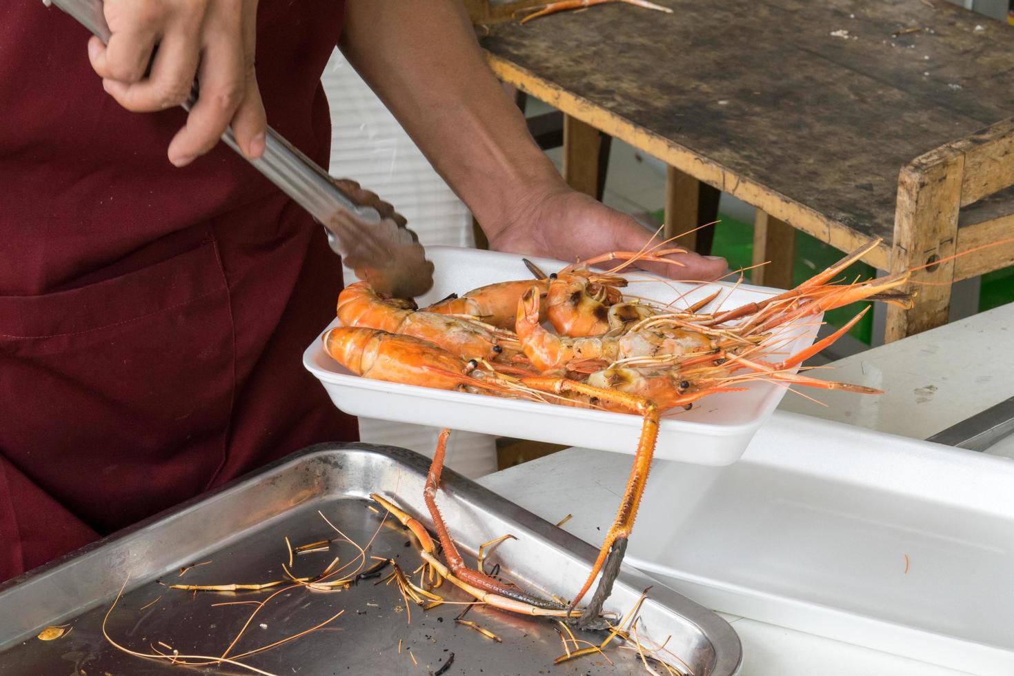 gegrilde garnalen op foambox foto