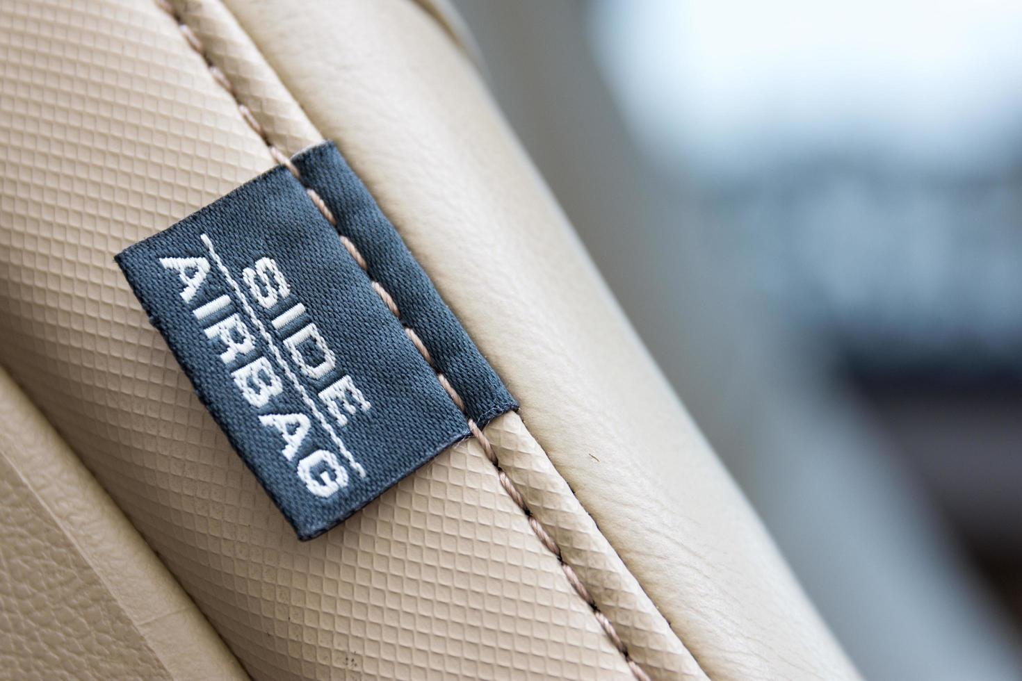 zij-airbag label. moderne auto veiligheidsfunctie foto