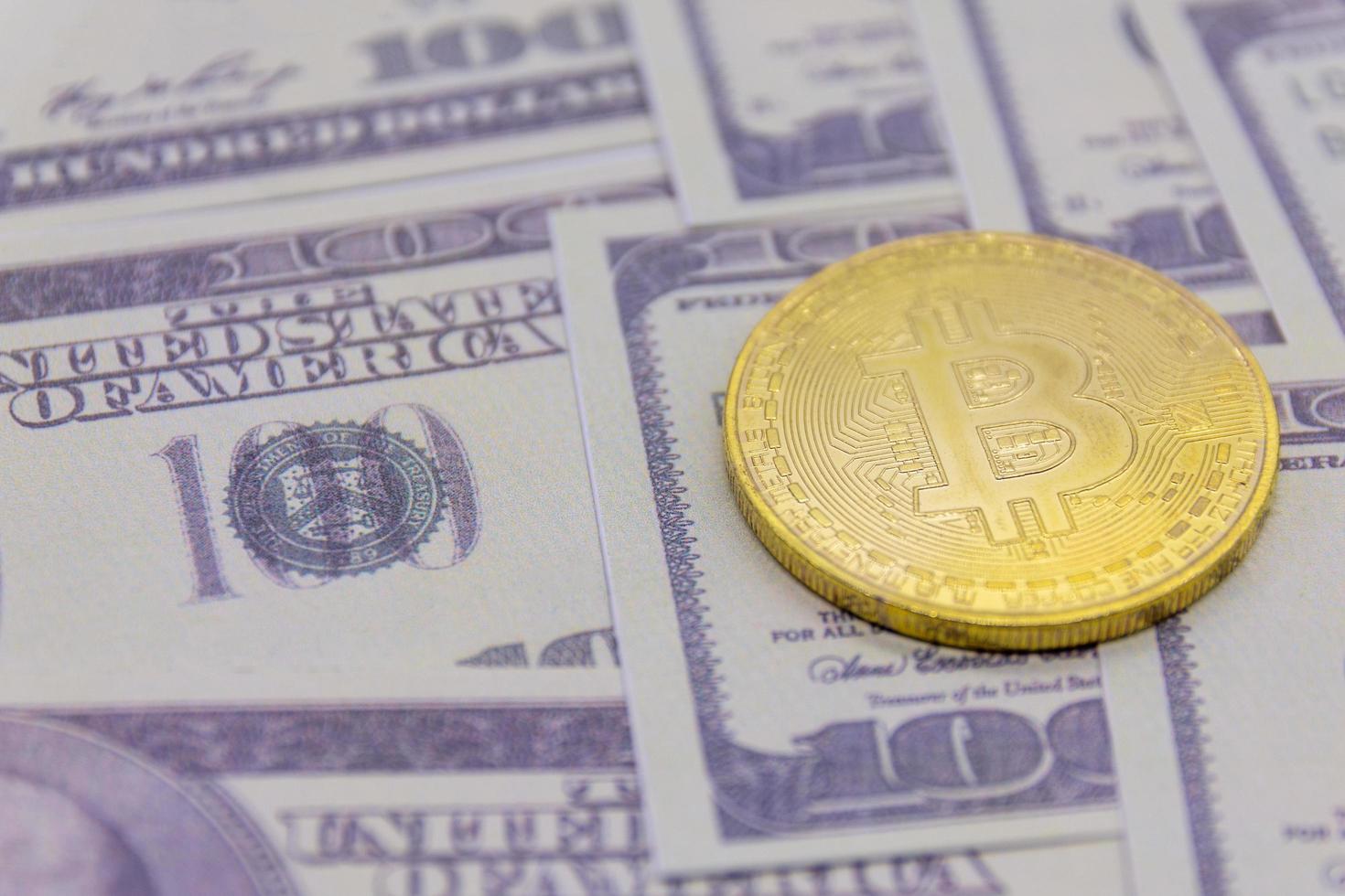 gouden bitcoin-munt op Amerikaanse dollars foto