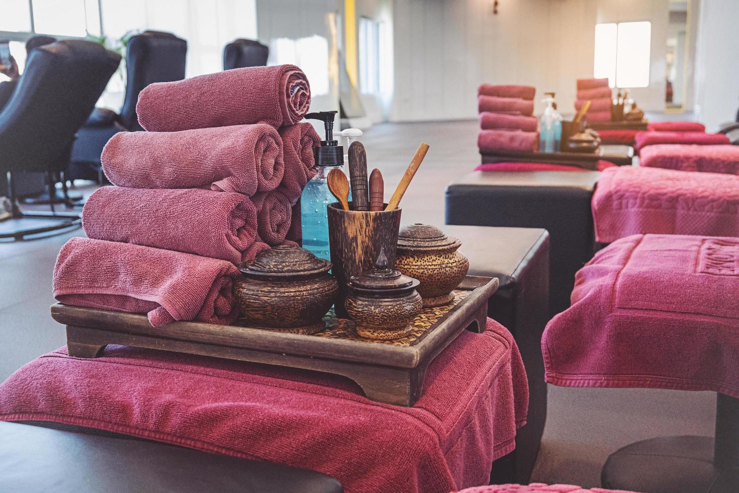 spa-behandelingsaccessoires met handdoek en aroma-olie foto