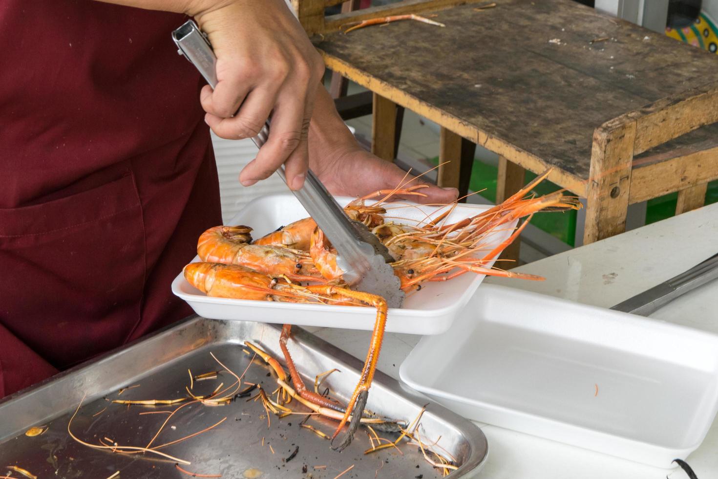 gegrilde garnalen op foambox foto