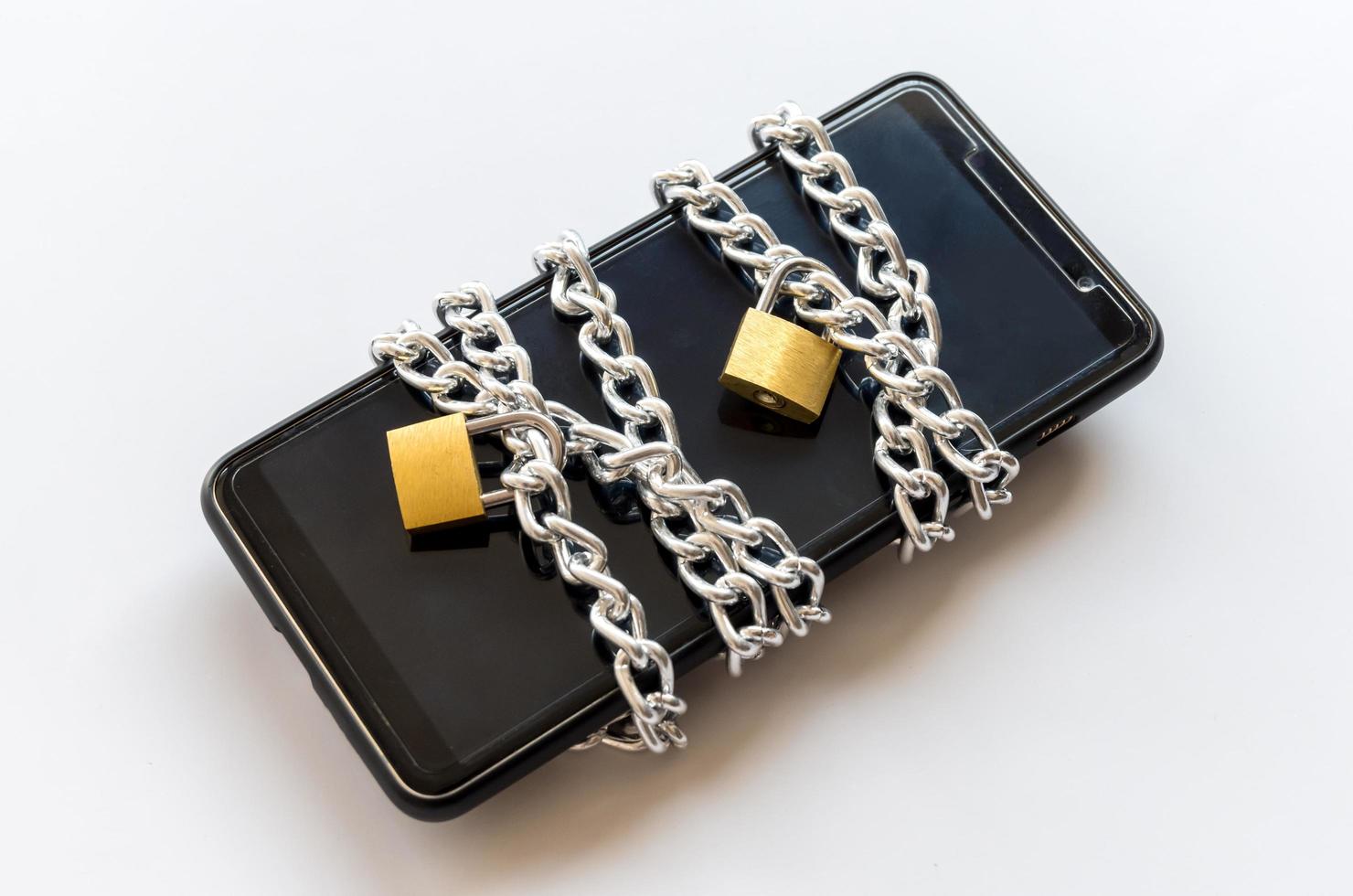 smartphone met ketting en hangslot, veiligheidsconcept. foto