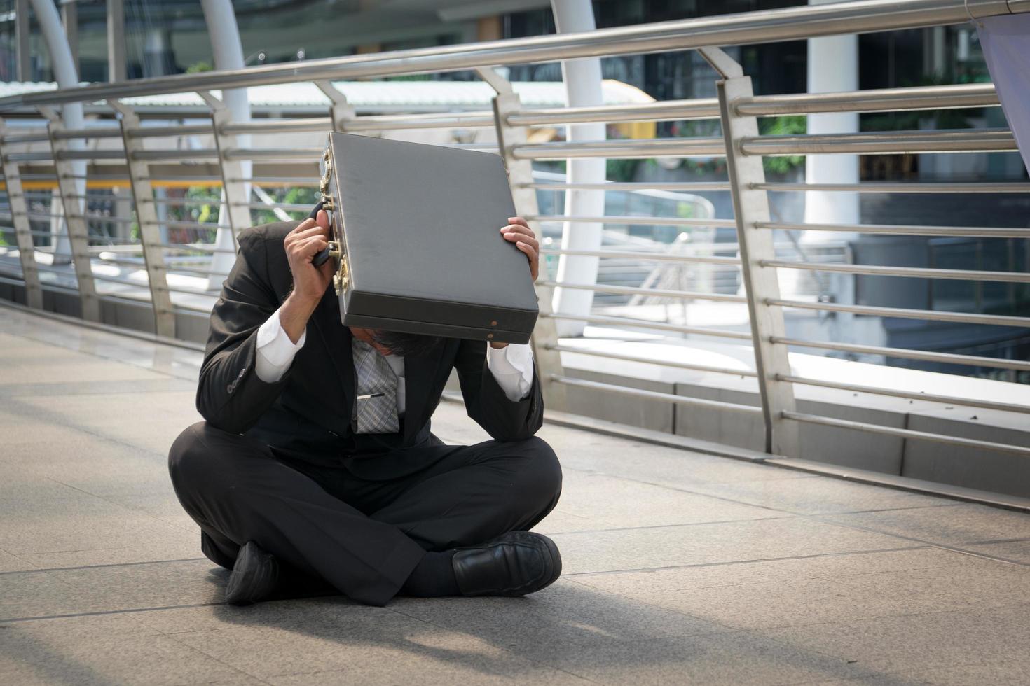 zakenman is teleurgesteld over het verliezen op de beurs, economisch crisisconcept foto