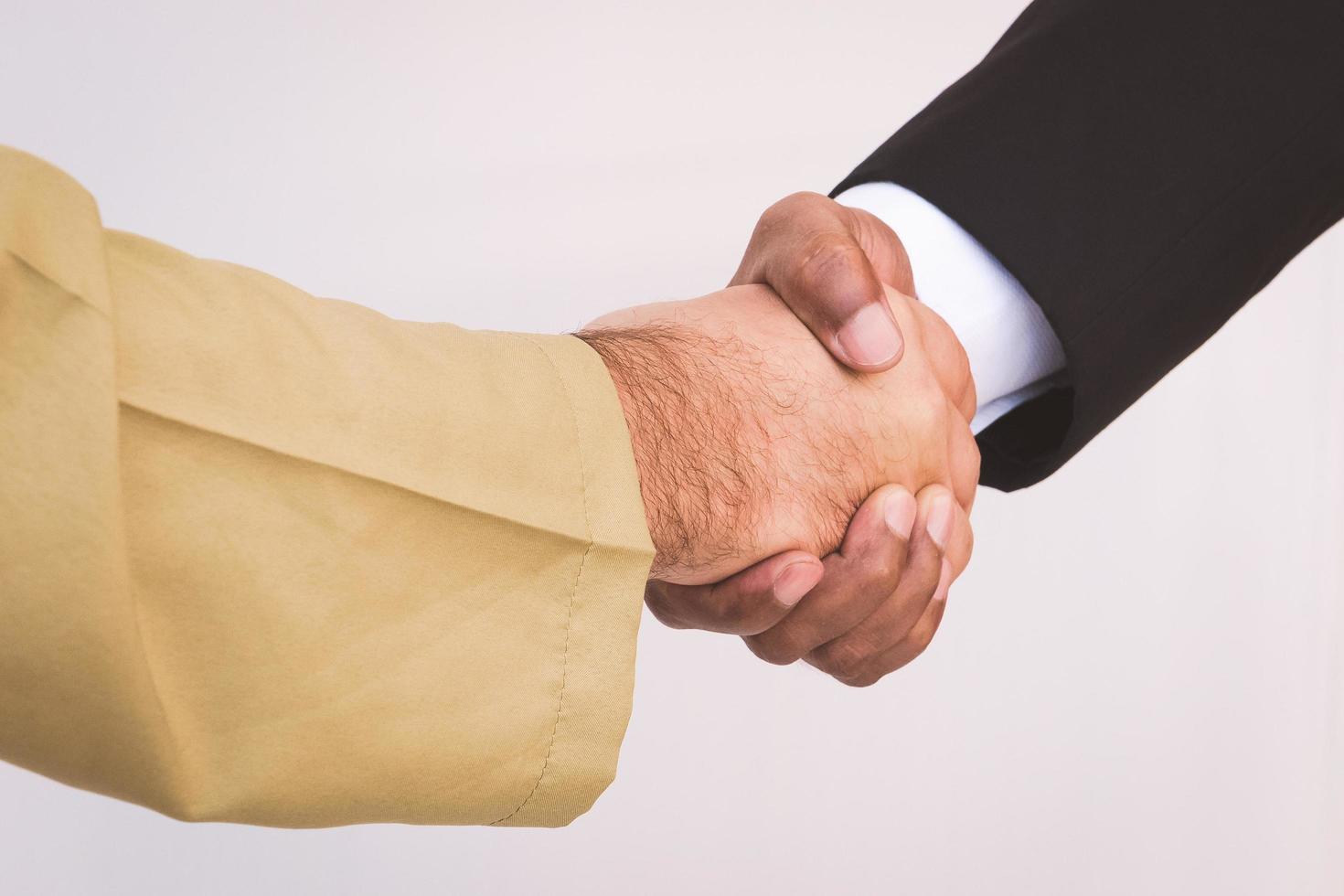 Arabische zakenman en zakenman werknemer handshaking foto