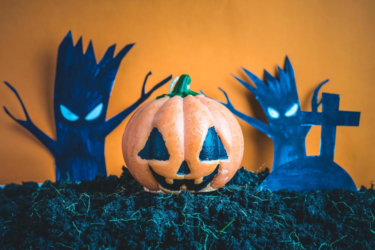 halloween pompoenen op aarde foto