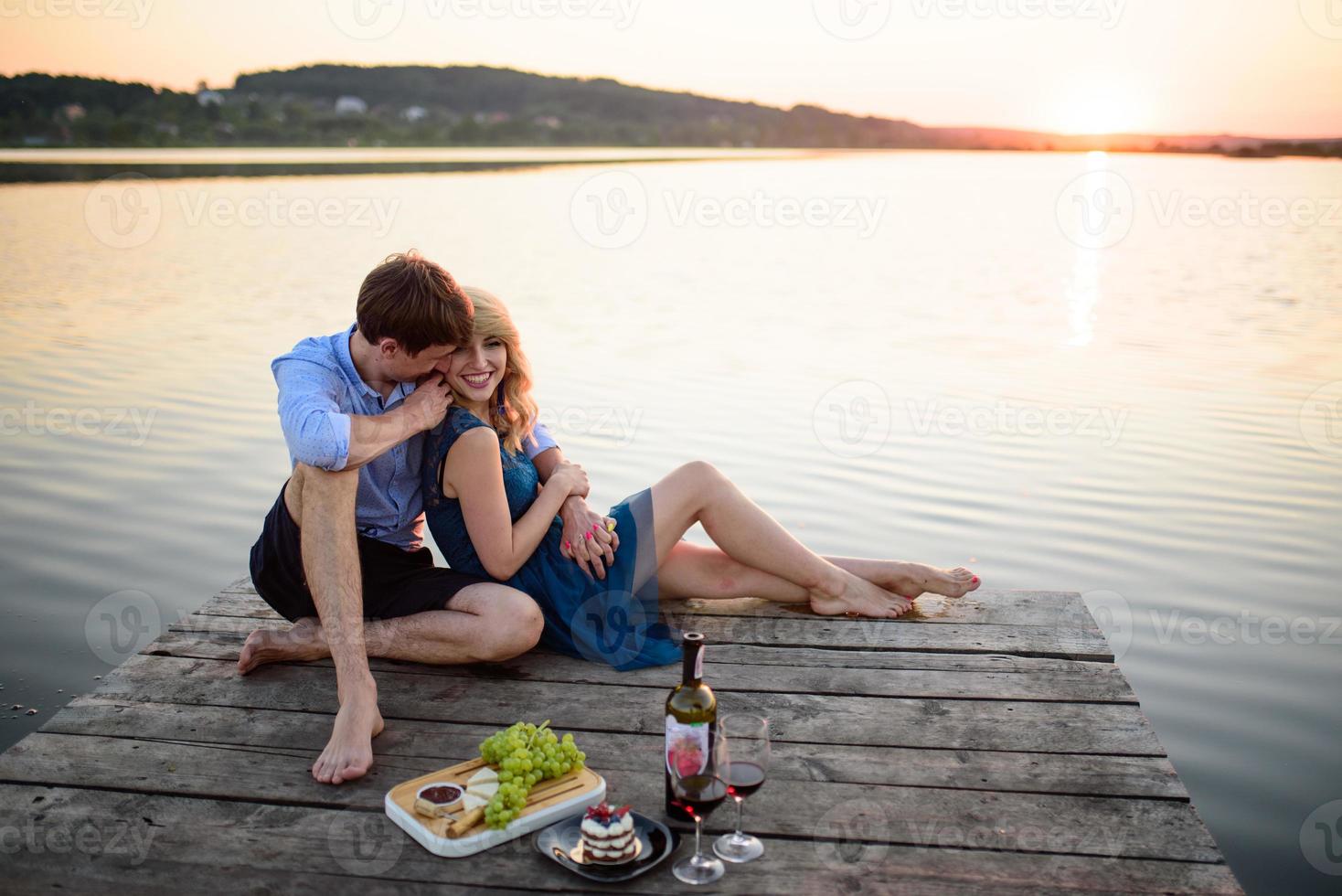 man en vrouw op de pier bij het meer. foto