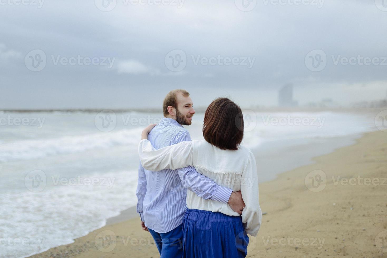 een liefdevol stel, man en vrouw die van de zomervakantie genieten op een tropisch paradijsstrand met helder zee-oceaanwater en landschap foto