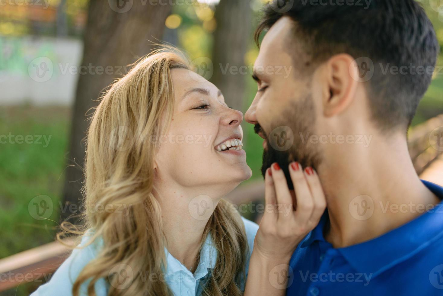 verliefd stel op een date in het park foto