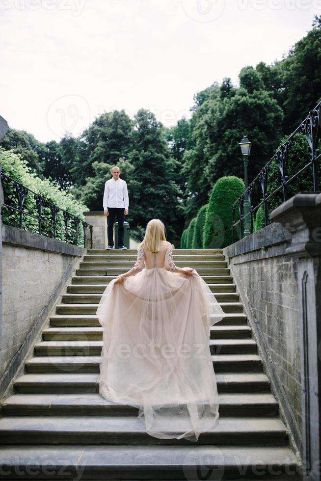 gelukkig paar in een stadscentrum foto