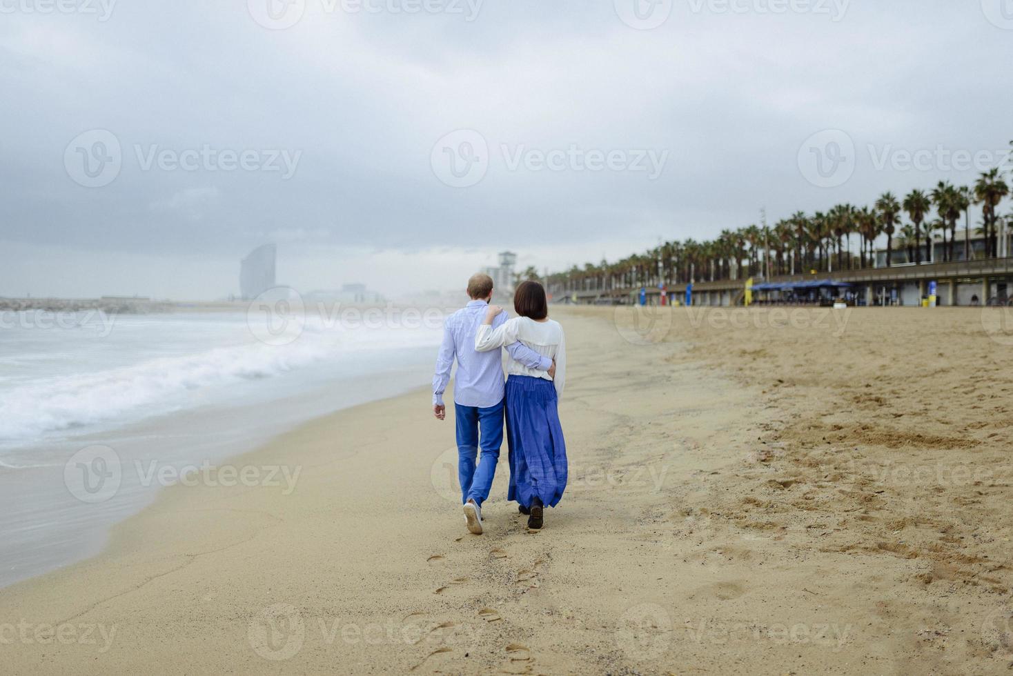 een liefdevol stel, man en vrouw die van de zomervakantie genieten op een tropisch paradijsstrand met helder zee-oceaanwater en landschap foto