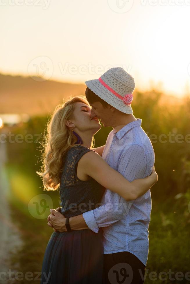 man en vrouw close-up. het paar is aan het zoenen. foto