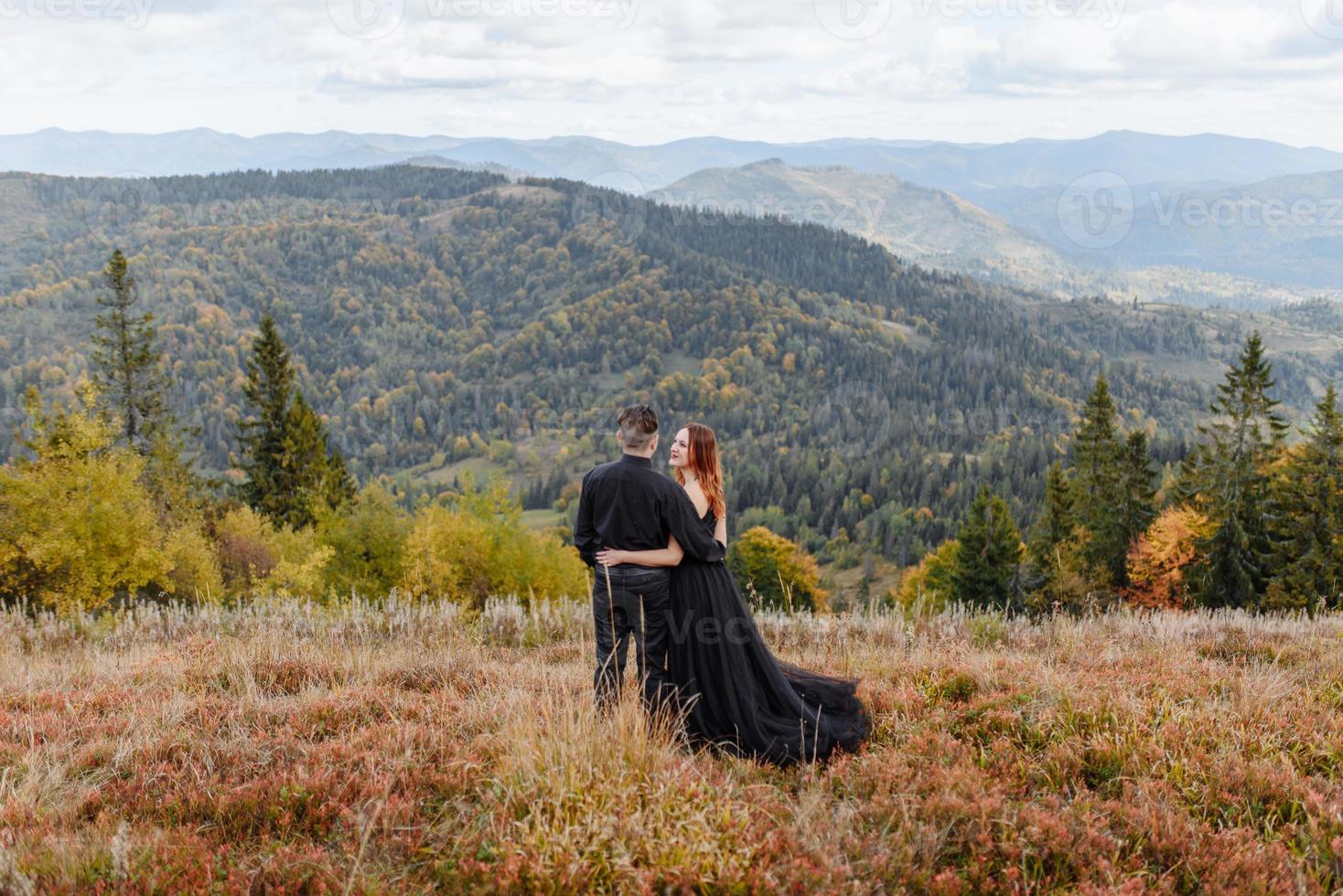 bruidspaar op een achtergrond van herfst bergen. foto