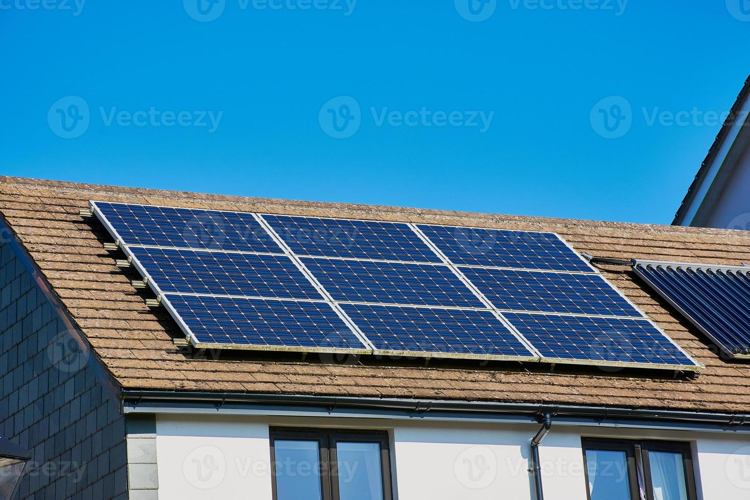 fotovoltaïsche elektriciteitscentrale op een Brits huis foto