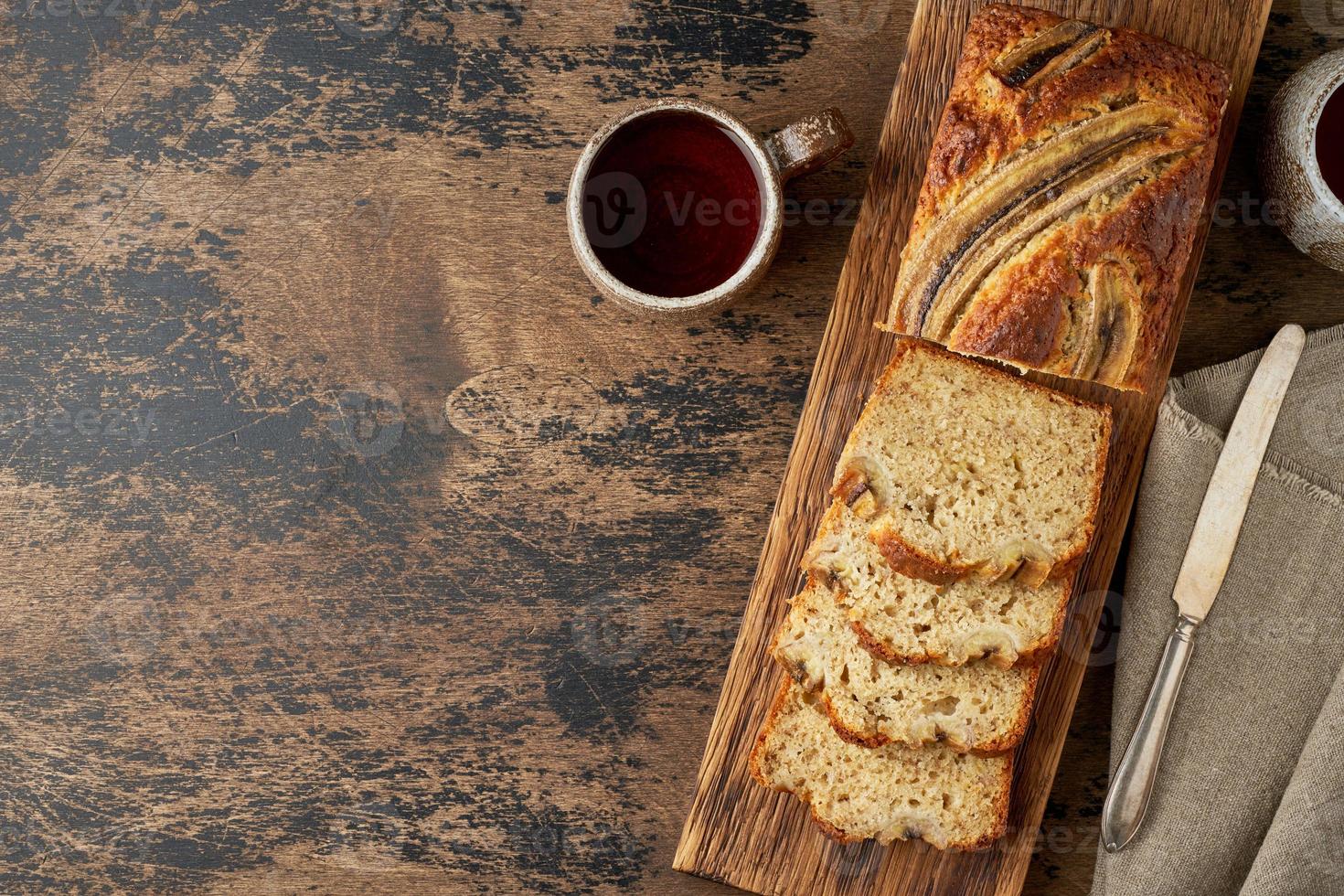 bananen brood. cake met banaan, traditionele amerikaanse keuken. sneetjes brood. donkere achtergrond foto