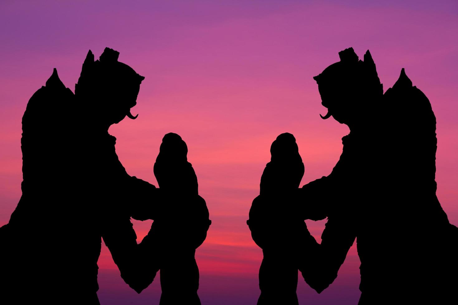 silhouet twee gigantische standbeelden in de lucht. foto
