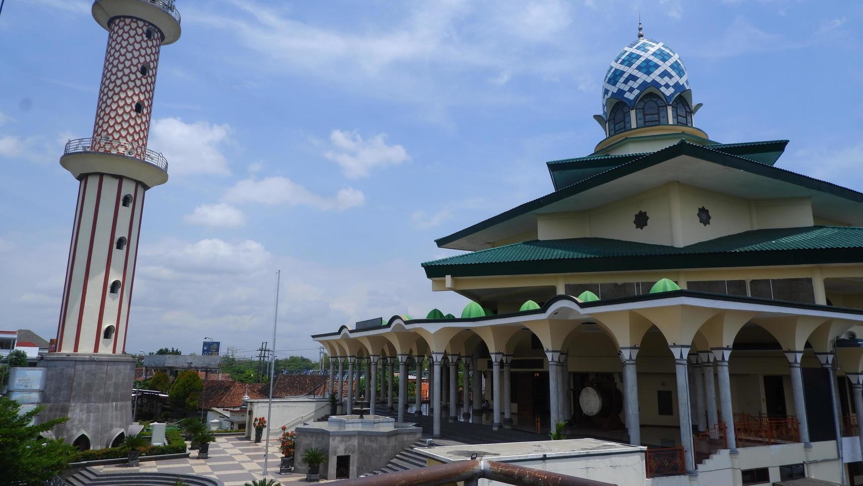 foto van de moskee midden in de stad